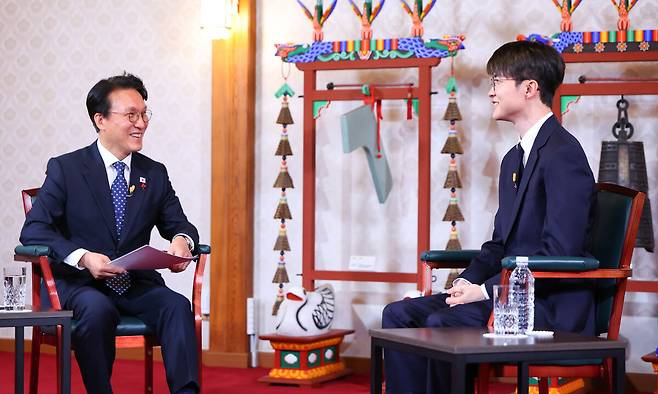 김민석 국무총리와 프로게이머 페이커 이상혁 선수가 지난 18일 서울 종로구 국무총리 공관에서 인터뷰를 하고 있다. 국무총리실 제공