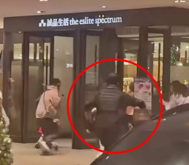 19일(현지시간) 대만 타이베이 도심 한복판에서 연막탄과 흉기를 이용한 무차별 공격이 벌어져 용의자를 포함해 4명이 숨지고 11명이 다쳤다. 사진은 타이베이 중앙역 인근에서 첫 범행 후 중산역 인근의 한 호텔방에서 옷을 갈아입은 용의자가 역 인근과 에슬라이트 백화점에서 두 번째 범행을 저지르는 모습. 2025.12.20 페이스북