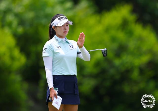 그린 경사를 파악하고 있는 성유진. 사진 제공=KLPGA