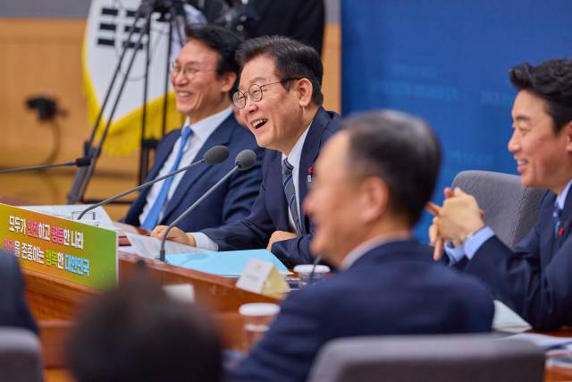 이재명 대통령이 19일 서울 종로구 정부서울청사 별관에서 열린 법무부(대검찰청)·성평등가족부 업무보고에서 미소 짓고 있다. 대통령실 제공