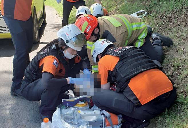 9월5일 50대 남성 D씨가 캐디로 일하던 전 동거녀를 찾아가 흉기로 살해할 당시 현장에 출동한 119 구조대원들이 피해자를 응급조치하고 있다. ⓒ연합뉴스