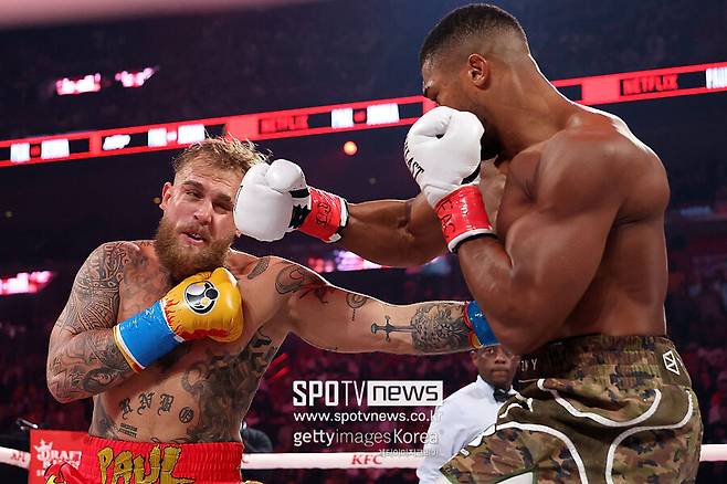 ▲ 제이크 폴과 앤서니 조슈아가 주먹을 섞고 있다.