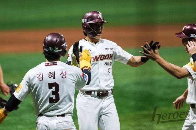 키움에서 한솥밥을 먹었던 송성문(가운데)과 김혜성(왼쪽). /사진=키움 히어로즈 제공