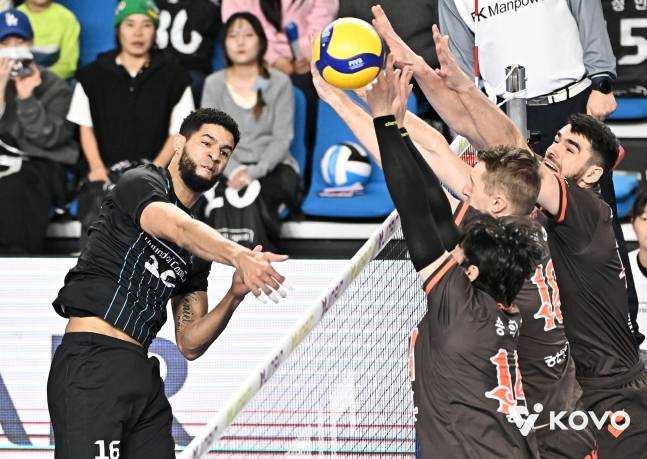 현대캐피탈 레오(왼쪽)가 20일 OK저축은행전에서 3명의 블로커를 뚫고 공격을 성공시키고 있다. /사진=KOVO 제공