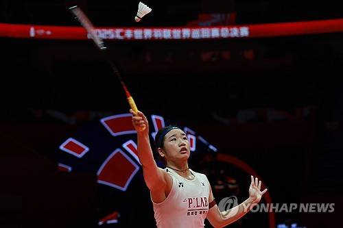 안세영은 20일(한국시간) 중국 항저우 올림픽스포츠센터 체육관에서 열린 2025 세계배드민턴연맹(BWF) 월드투어 파이널 여자 단식 준결승전에서 일본의 야마구치 아카네(세계 3위)를 게임스코어 2-0(21-15 21-12)으로 누르고 결승전에 진출했다. 안세영은 대회 결승전에서 중국의 왕즈이(세계 2위)를 상대한다. 준결승전을 마친 후 안세영은 올해 마지막 경기를 깔끔하게 승리해 2025년을 기분 좋게 마무리할 수 있기를 바랐다. 연합뉴스