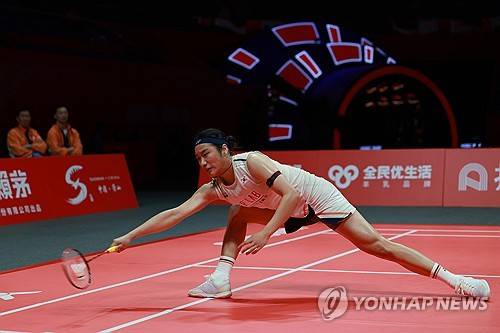 안세영은 20일(한국시간) 중국 항저우 올림픽스포츠센터 체육관에서 열린 2025 세계배드민턴연맹(BWF) 월드투어 파이널 여자 단식 준결승전에서 일본의 야마구치 아카네(세계 3위)를 게임스코어 2-0(21-15 21-12)으로 누르고 결승전에 진출했다. 안세영은 대회 결승전에서 중국의 왕즈이(세계 2위)를 상대한다. 준결승전을 마친 후 안세영은 올해 마지막 경기를 깔끔하게 승리해 2025년을 기분 좋게 마무리할 수 있기를 바랐다. 연합뉴스