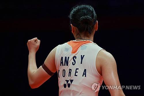 안세영은 20일(한국시간) 중국 항저우 올림픽스포츠센터 체육관에서 열린 2025 세계배드민턴연맹(BWF) 월드투어 파이널 여자 단식 준결승전에서 일본의 야마구치 아카네(세계 3위)를 게임스코어 2-0(21-15 21-12)으로 누르고 결승전에 진출했다. 안세영은 대회 결승전에서 중국의 왕즈이(세계 2위)를 상대한다. 준결승전을 마친 후 안세영은 올해 마지막 경기를 깔끔하게 승리해 2025년을 기분 좋게 마무리할 수 있기를 바랐다. 연합뉴스