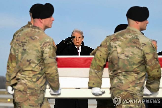 시리아에서 피격 사망한 미군 병사 귀환·운구 행사에 참석한 트럼프 [AFP 연합뉴스 자료사진. 재판매 및 DB 금지]