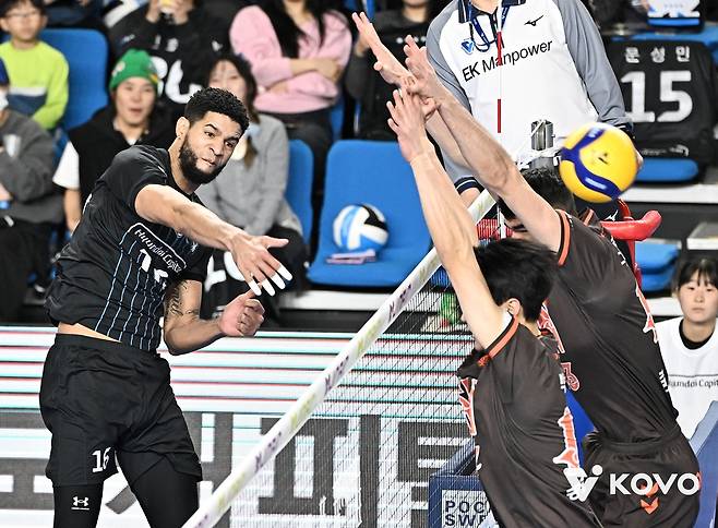 공격 시도하는 현대캐피탈 레오 (서울=연합뉴스) 현대캐피탈 레오(왼쪽)가 20일 천안 유관순체육관에서 열린 프로배구 남자부 OK저축은행과 홈 경기에서 공격을 시도하고 있다. [한국배구연맹 제공. 재판매 및 DB 금지]