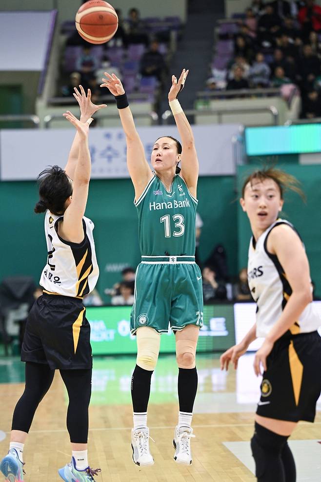 KB와의 경기에 출전한 김정은(13번) [WKBL 제공. 재판매 및 DB 금지]