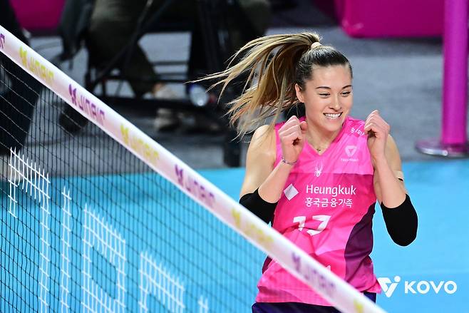 득점한 뒤 기뻐하는 레베카 (서울=연합뉴스) 흥국생명 외국인 주포 레베카가 20일 인천 삼산월드체육관에서 열린 프로배구 여자부 페퍼저축은행과 홈 경기에서 득점한 뒤 기뻐하고 있다. [한국배구연맹 제공. 재판매 및 DB금지]
