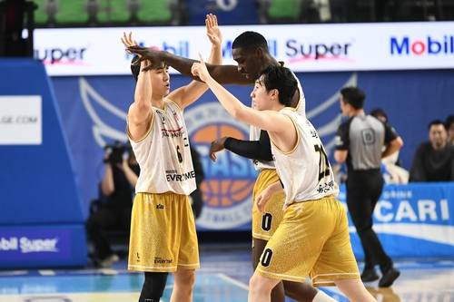 가스공사 박지훈, 오브라이언트, 소준혁의 하이파이브 [KBL 제공. 재판매 및 DB 금지]