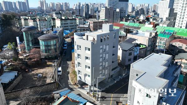 경기도와 경기주택도시공사(GH)의 ‘경기도형 빈집정비 시범사업’을 통해 흉물로 방치되던 평택시의 한 빈집이 공공임대주택으로 재탄생해 지역 주민들로부터 큰 호응을 얻고 있다. 사진은 21일 평택시 이충동 공공임대주택 모습. 2025.12.21 /최은성기자 ces7198@kyeongin.com