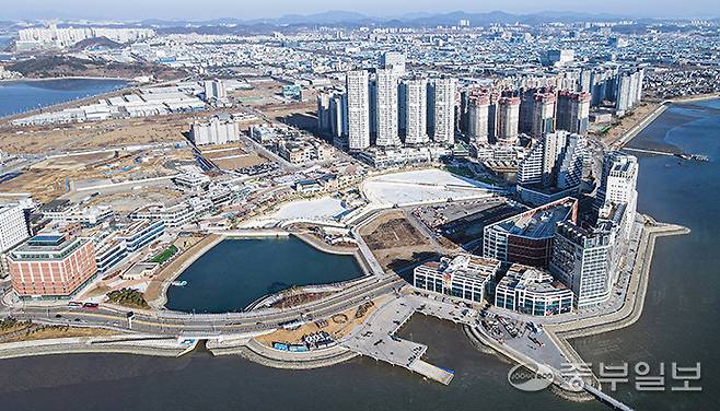 거북섬사기분양비상대책위원회가 거북섬의 실패는 공공이 기획·조성·분양한 개발사업의 구조적 문제라고 지적하며 경기도·시흥시·한국수자원공사의 책임을 촉구했다. 사진은 21일 오후 시흥시 거북섬 전경. 임채운기자