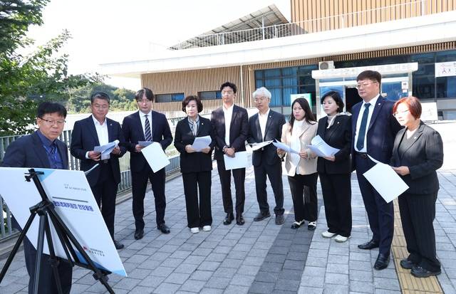 문화경제위원회 위원들이 송천동 체육 시설 현장을 방문했다. /전주시의회