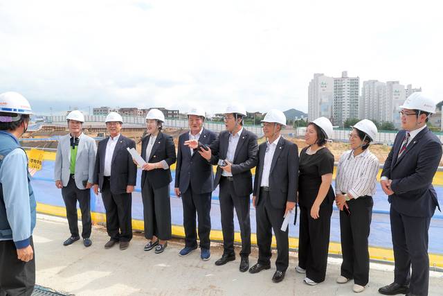 도시건설위원회 위원들이 기자촌 재개발 정비사업 현장을 둘러보고 있다. /전주시의회