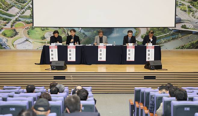 2040년 울산도시기본계획 수립을 위한 공청회가 지난 19일 울산시청 대강당에서 안효대 울산시 경제부시장, 이장걸 시의회 행정자치위원장, 관련 전문가 및 시민들이 참석한 가운데 열렸다. 울산시 제공