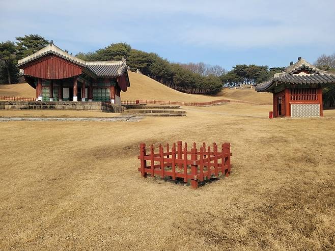 ▲ 정자각과 비각