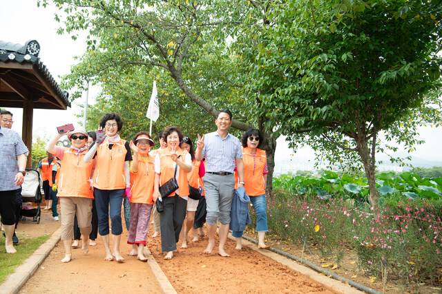 지난해 여름 김장호 구미시장이 지산샛강생태공원에 새로 조성한 황토맨발길을 시민들과 함께 걷고 있다. 구미시 제공