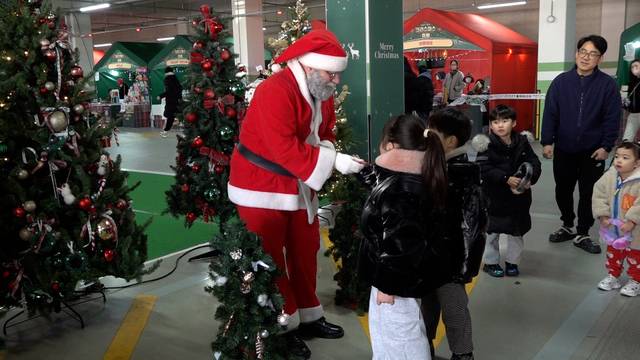 21일 대구 남구 '2025 앞산 크리스마스 축제'에서 산타클로스가 행사장을 찾은 아이들에게 작은 선물을 나눠주고 있다. 김용국기자