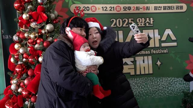 21일 대구 남구 '2025 앞산 크리스마스 축제'를 찾은 노현정씨(대구 상인동) 가족이 크리스마스트리 앞에서 셀카를 찍고 있다. 김용국기자
