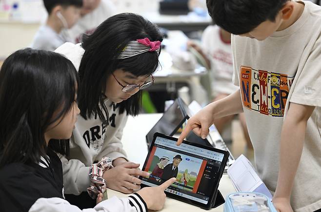 대구 달성군 용계초등학교에서 열린 인공지능디지털교과서(AIDT) 공개수업에서 초등학생들이 AI교과서를 이용해 공부를 하고 있다. 영남일보 DB