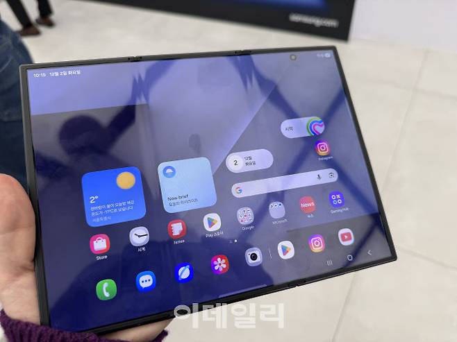 삼성스토어 홍대 매장에서 체험해본 ‘갤럭시 Z 트라이폴드’. 사진=권하영 기자