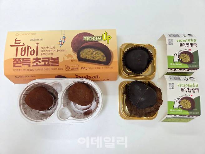 GS25 ‘두바이 쫀득 초코볼’은 2개입 5800원, CU ‘두바이 쫀득 찹쌀떡’은 1개입 3100원이다. (사진=한전진 기자)
