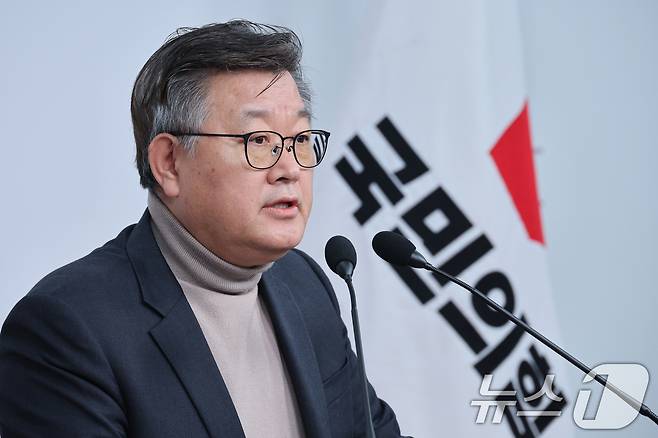 이호선 국민의힘 당무감사위원장이 지난 16일 서울 여의도 국민의힘 당사에서 김종혁 전 최고위원에 대한 당원권 정지 2년 권고 결정에 대한 브리핑을 하고 있다. 2025.12.16/뉴스1 ⓒ News1 신웅수 기자