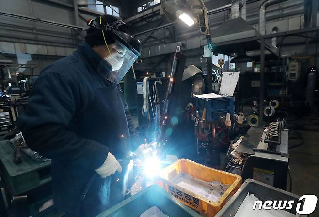 경기도 시흥시 유공압실린더 전문기업 신명유압에서 외국인 노동자가 용접작업을 하고 있다. <자료사진> ⓒ News1 박세연 기자