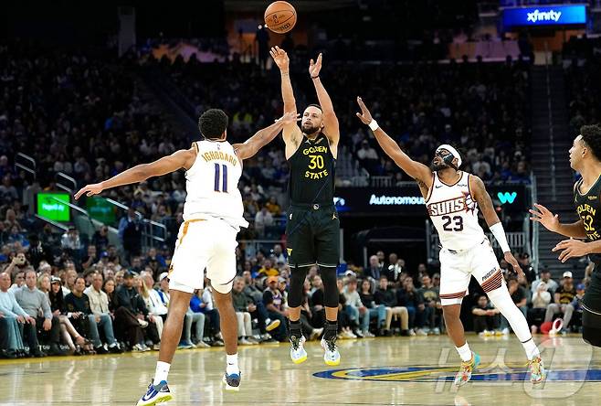 골든스테이트 워리어스의 간판 슈터 스테픈 커리(30번). ⓒ AFP=뉴스1