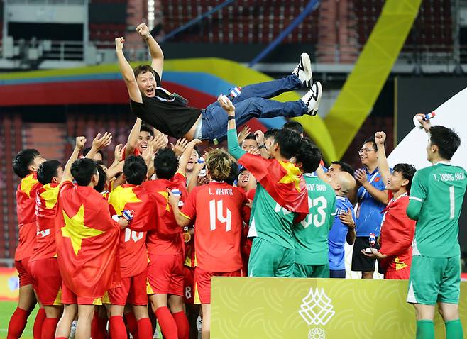 베트남 김상식 감독이 지난 18일 태국 방콕에서 열린 동남아시안게임 축구 결승전에서 우승한 뒤 헹가래를 받고 있다. 제공 | DJ매니지먼트