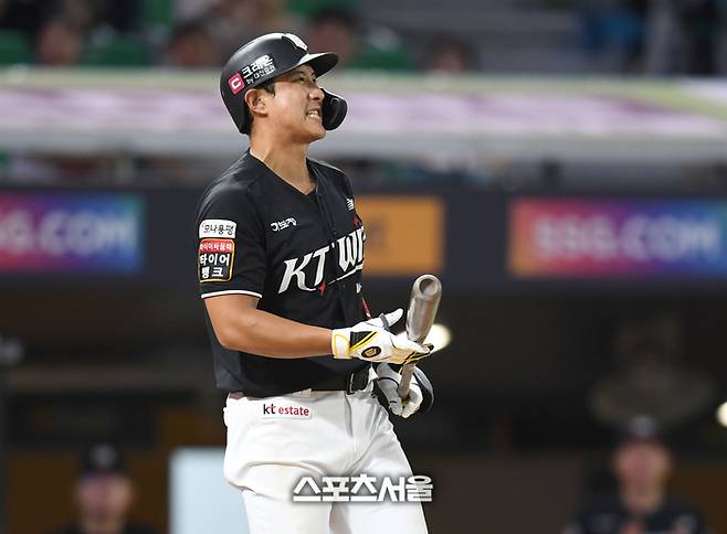 KT 황재균이 8일 인천 SSG랜더스필드에서 열린 2025 KBO리그 SSG와 경기 5회초 1사 헛스윙 후 인상을 쓰고 있다.  2025. 7. 8. 문학 | 최승섭기자 thunder@sportsseoul.com