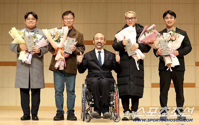 이천선수촌에서 열린 2025년 대한장애인체육회장상 시상식에서 업무유공상 및 홍보상 수상자들이 기념촬영을 하고 있다. (왼쪽부터 홍보상 김동영 기자, 강명호 이사장, 정진완 회장, 업무유공상 심영진 차장 대리 수상자, 장진실 팀장)사진제공=대한장애인체육회