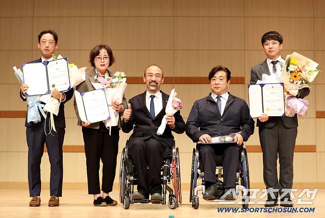 이천선수촌에서 열린 2025년 대한장애인체육회장상 시상식에서 우수·모범직원 수상자들이 기념촬영을 하고 있다.(왼쪽부터 문재홍 매니저, 박라연 담당, 정진완 회장, 강성훈 자문관, 조재근 주임) 

사진제공=대한장애인체육회