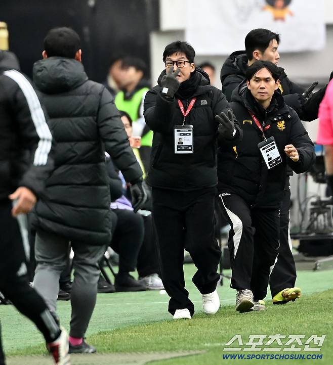 6일 서울월드컵경기장에서 열린 2025 하나은행 코리아컵 결승, 전북 현대와 광주FC의 경기. 광주 이정효 감독이 판정에 어필하고 있다. 이정효 감독은 레드카드를 받아 퇴장조치됐다. 상암=허상욱 기자wook@sportschosun.com/2025.12.06/