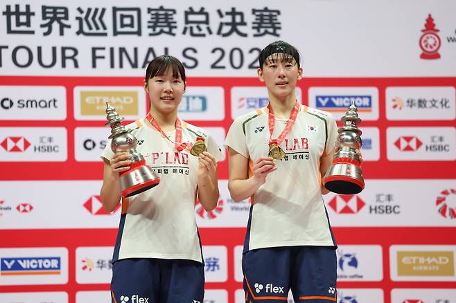 (251221) -- HANGZHOU, Dec. 21, 2025 (Xinhua) -- Baek Ha Na/Lee So Hee (R) of South Korea pose on the podium during the awarding ceremony after the women's doubles final between Baek Ha Na/Lee So Hee of South Korea and Fukushima Yuki/Matsumoto Mayu of Japan at BWF World Tour Finals 2025 in Hangzhou, east China's Zhejiang Province, Dec. 21, 2025. (Xinhua/Jiang Han)<저작권자(c) 연합뉴스, 무단 전재-재배포, AI 학습 및 활용 금지>