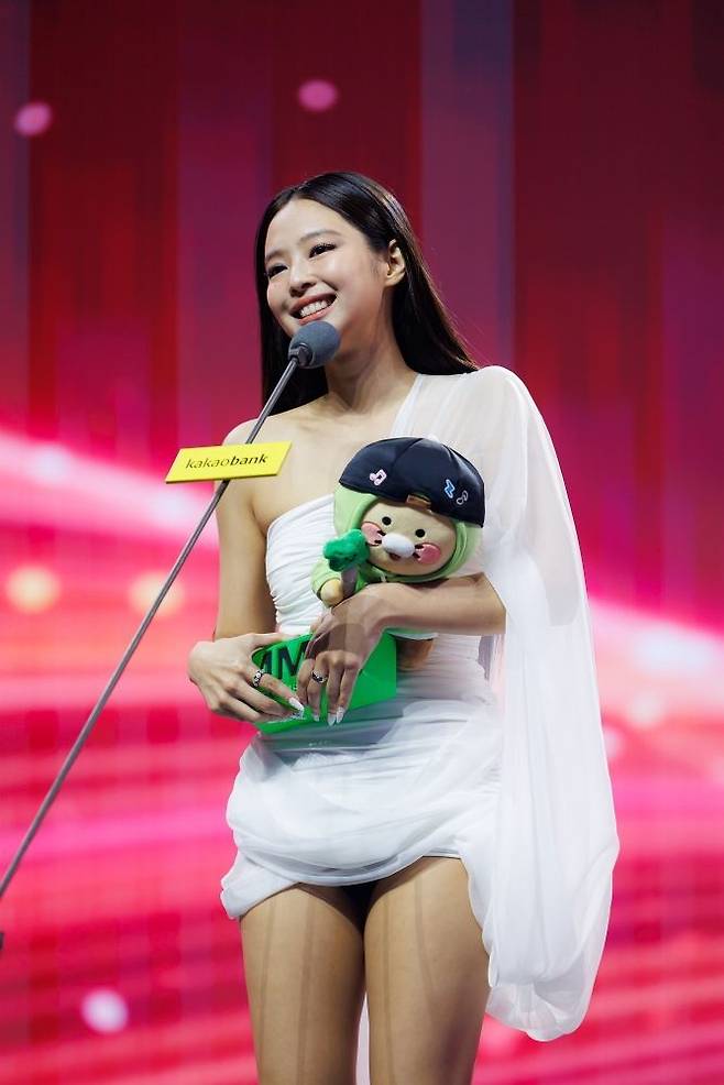 MMA2025에서 '올해의 레코드'를 수상한 가수 제니. 멜론 제공