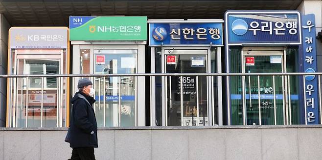 서울 시내의 한 은행 ATM 지점 앞으로 한 시민이 지나가고 있다.ⓒ뉴시스