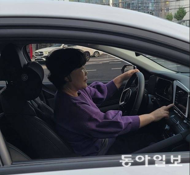 자동차 운전을 하고 있는 용성옥 씨. 힘들게 딴 운전면허이지만 14년째 무사고 운행을 하고 있다.