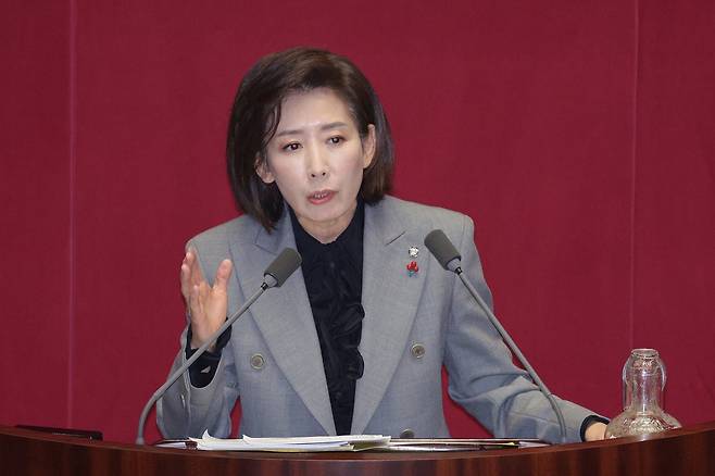 나경원 국민의힘 의원이 지난 9일 서울 여의도 국회에서 열린 제429회국회(정기회) 제16차 본회의에서 가맹사업거래의 공정화에 관한 법률 일부개정법률안에 대한 무제한 토론(필리버스터)을 하고 있다. 뉴스1