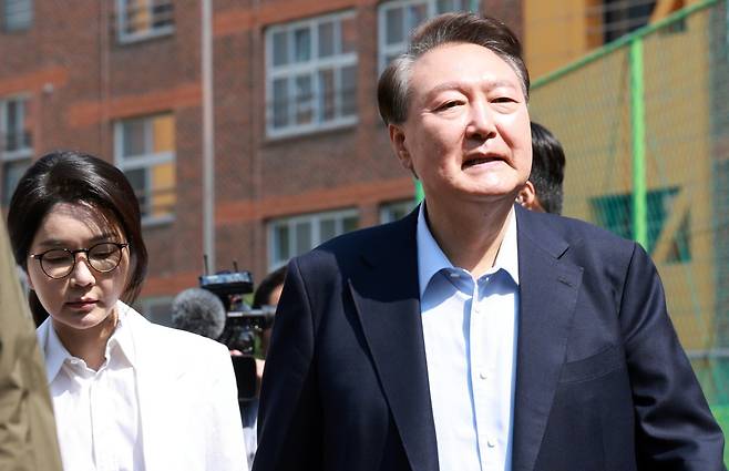 제 21대 대통령 선거일인 6월 3일 오전 윤석열 전 대통령과 김건희 여사가 서울 서초구 원명초등학교에 마련된 서초4동 제3투표소로 이동하고 있다. 2025.6.3 사진공동취재단