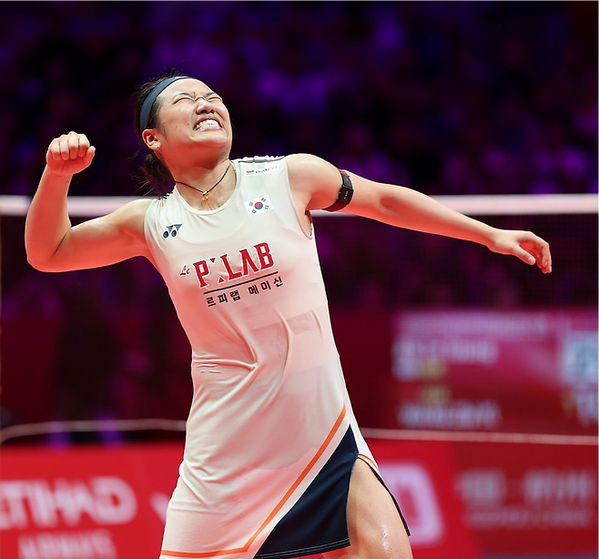 ‘배드민턴 여제’ 안세영이 21일 중국 항저우에서 열린 세계배드민턴연맹(BWF) 월드투어 파이널스 여자 단식 결승전에서 왕즈이(중국)를 꺾고 우승을 차지한 뒤 포효하고 있다. 안세영은 11승을 기록하며 남자 단식 모모타 겐토(일본)와 함께 한 시즌 최다승 타이를 이뤘다. 안세영은 또 역대 단식 최고 승률(94.8%)과 함께 배드민턴 역사상 최초로 한 시즌 상금 100만 달러를 돌파한 선수가 됐다. 게티이미지