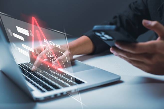 AI 안전 필터는 본체보다 계산 능력이 약할 수밖에 없어 암호 등으로 우회가 가능하며 학계는 외부 차단 대신 모델 내부에 안전 판단 기능을 심는 방향으로 대안을 모색하고 있다. 게티이미지뱅크 제공