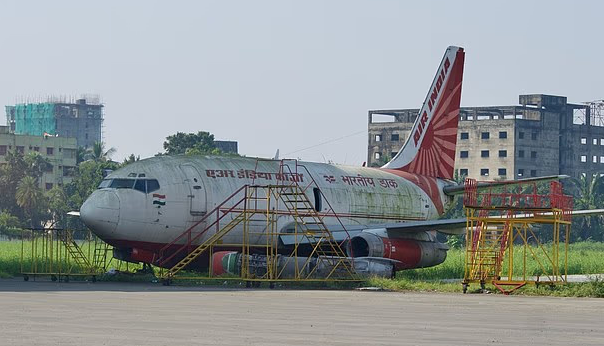 10년 넘게 콜카타 공항에 방치되었던 보잉 737 항공기. X 갈무리