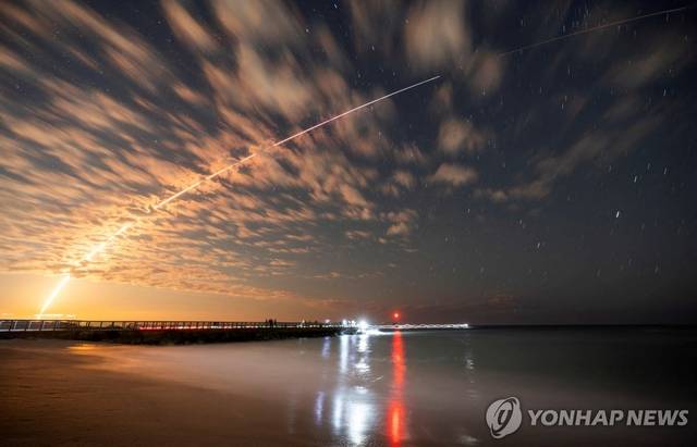 스페이스X의 팰컨9 로켓이 스타링크 위성을 쏘아 올리고 있다. 로이터 연합뉴스 자료사진.