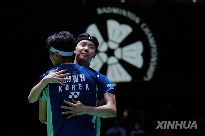 김원호와 포옹하는 서승재.연합뉴스