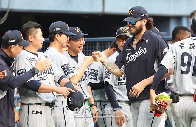 27일 오후 잠실야구장에서 열린 2025 프로야구 한화와 LG 경기. 한화 투수 폰세가 경기전 선수들과 하이파이브하고 있다. 잠실=정시종 기자 capa@edaily.co.kr /2025.05.27.