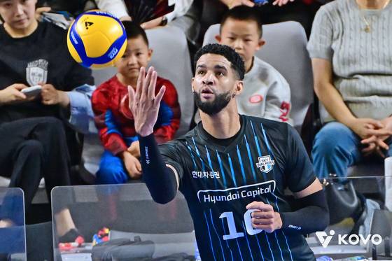 2024~25시즌 현대캐피탈의 트레블을 이끌 당시 레오. 서브를 넣기 위해 공을 띄우고 있다. [사진 KOVO]