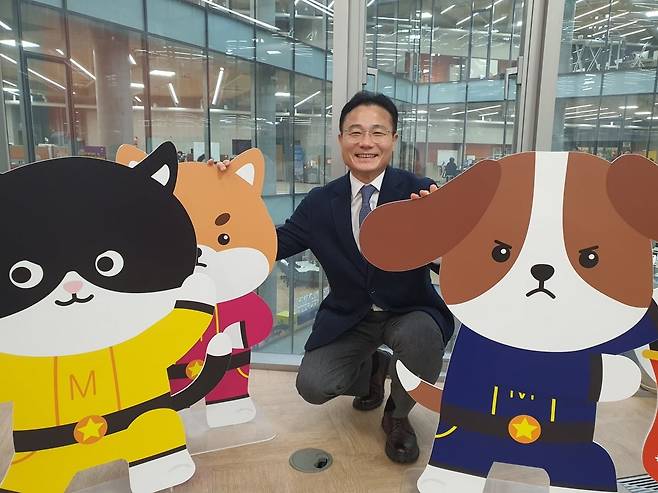 조원표 대표가 대표 전시회 중 하나인 '가낳지모 캣페어' 조형물 앞에서 웃고 있다. 윤현주 기자